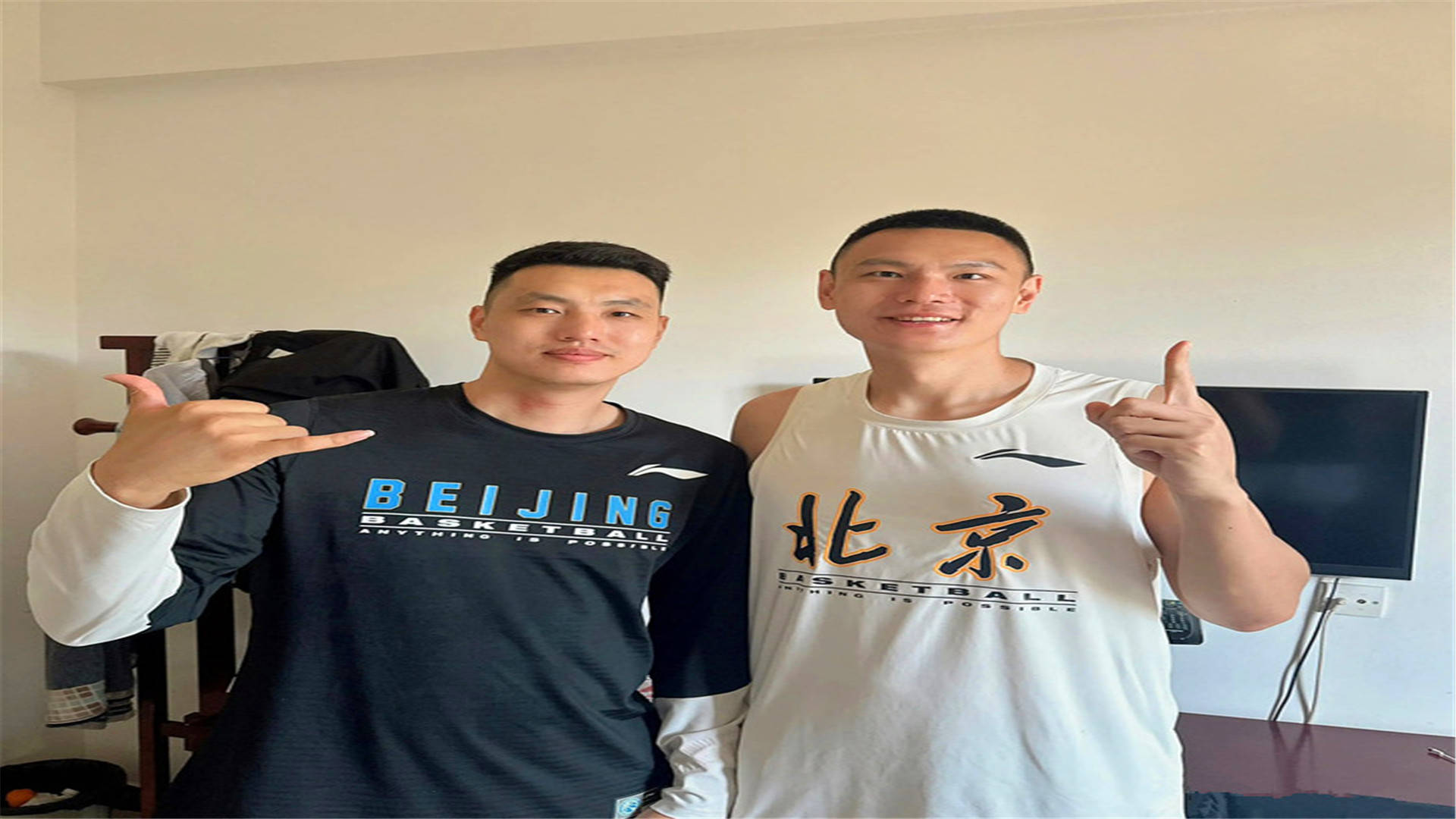关于超级强队圈粉无数，篮球联赛球迷狂热支持的信息