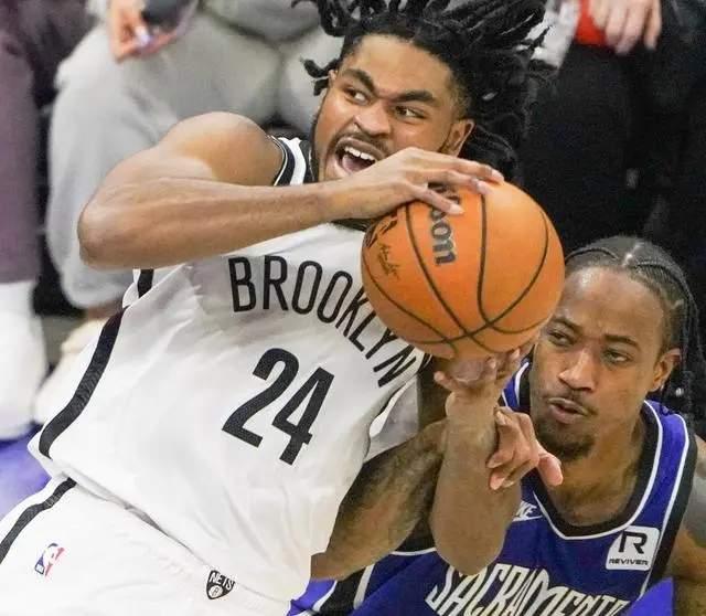 关于NBA球员在场上的精彩表现赢得观众喝彩的信息
